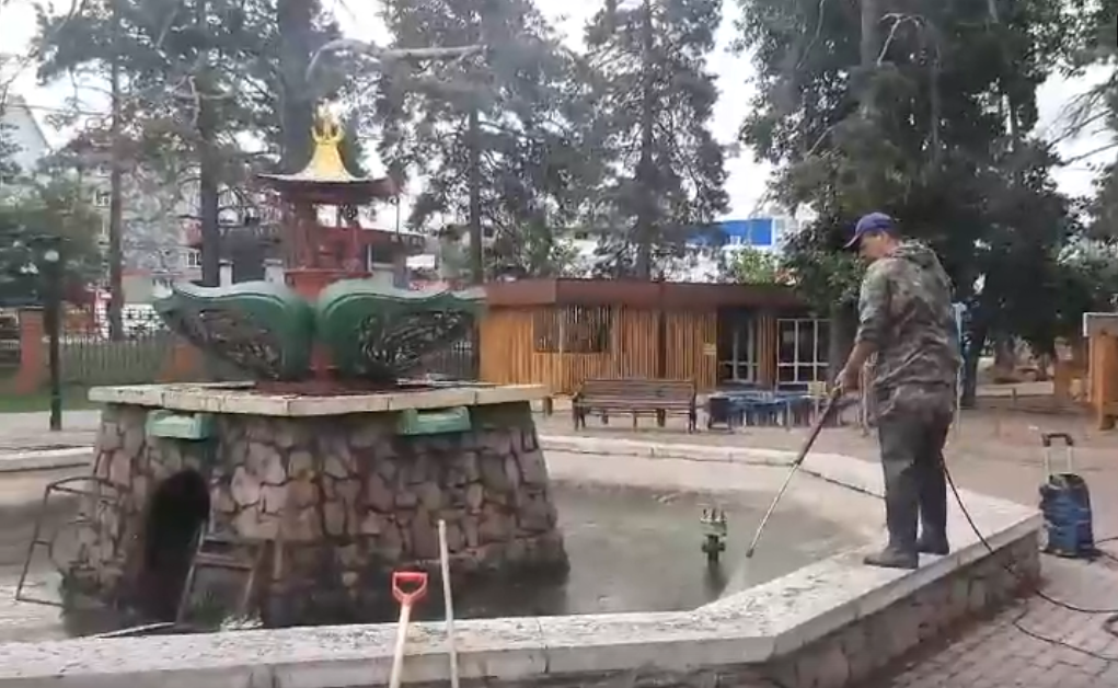 Фото В Улан-Удэ чистят фонтаны