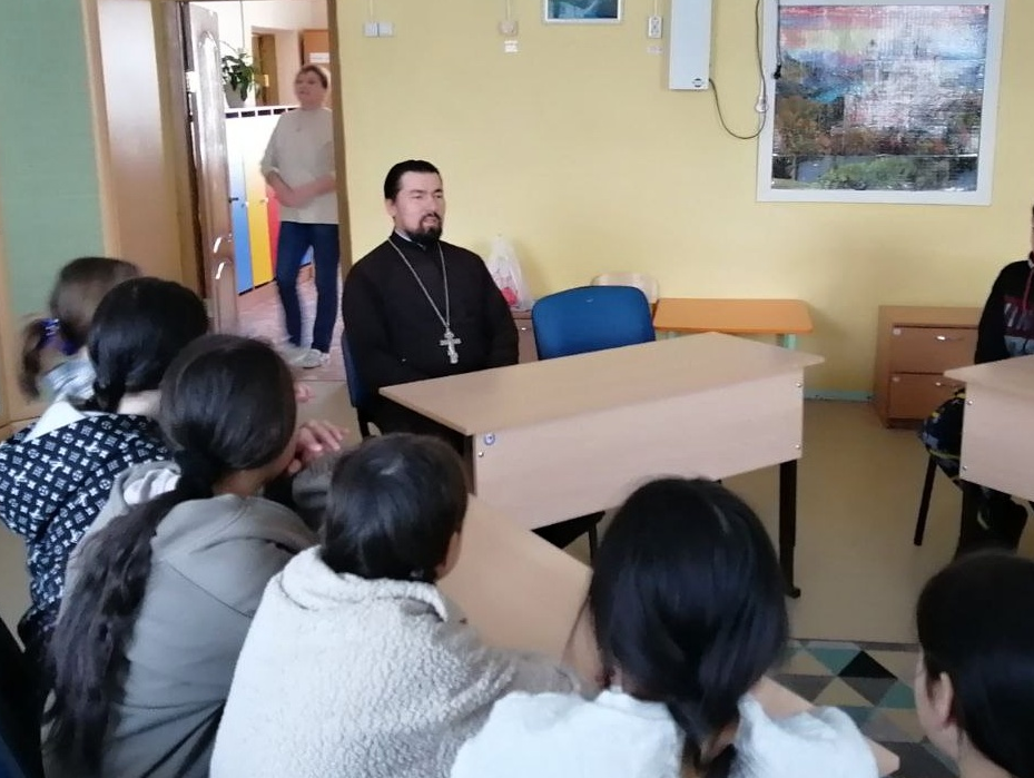 Фото В Бурятии священнослужитель посетил социально-реабилитационный центр для несовершеннолетних