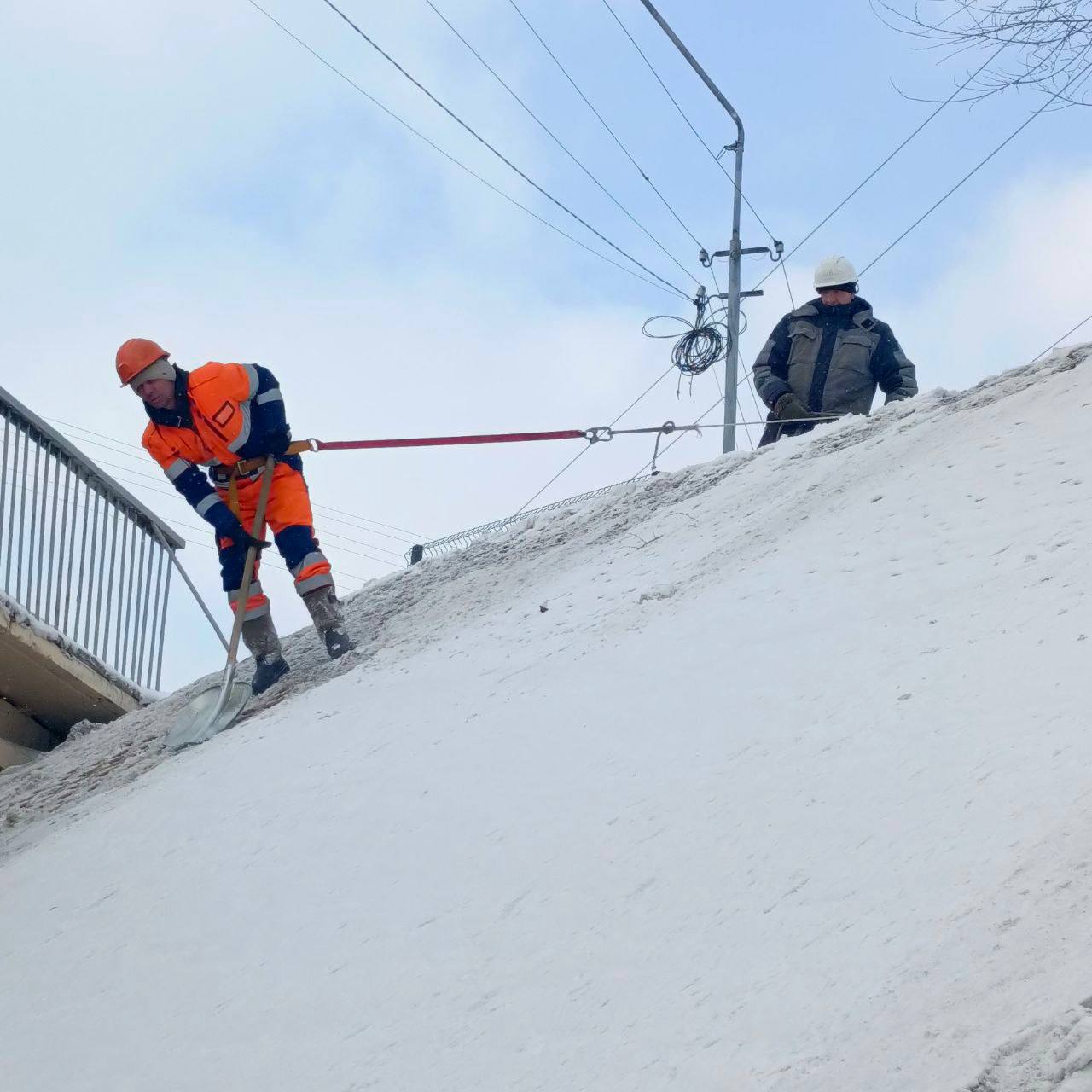 Фото В Улан-Удэ снег с откосов вывезут на снегосвалку 