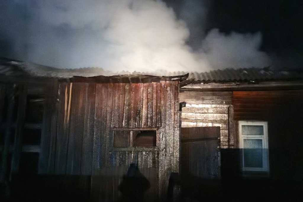Фото В Кяхтинском районе Бурятии из-за короткого замыкания загорелся дом