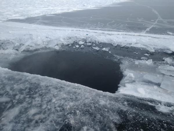 Фото Жителей Бурятии настоятельно просят не выходить на лед Байкала