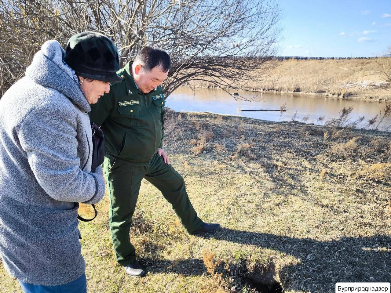 Фото Редкого краснокнижного ужа по кличке Баир выпустили в естественную среду обитания в Бурятии
