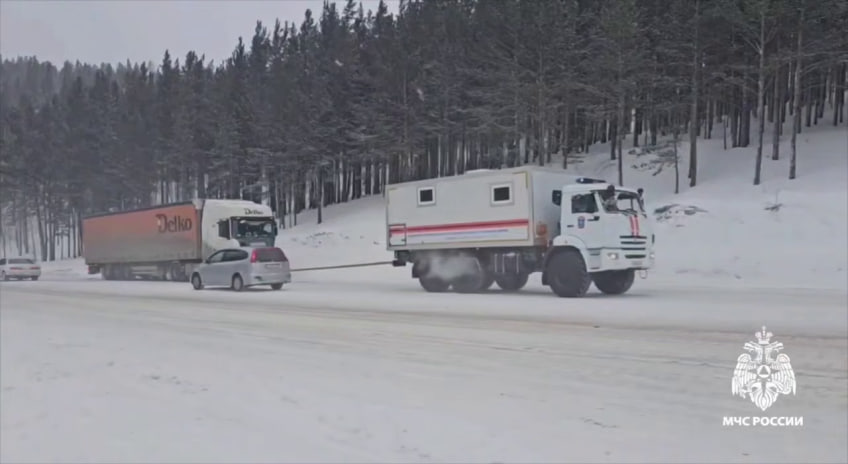 Фото В Бурятии участникам дорожного движения помогают сотрудники МЧС России 