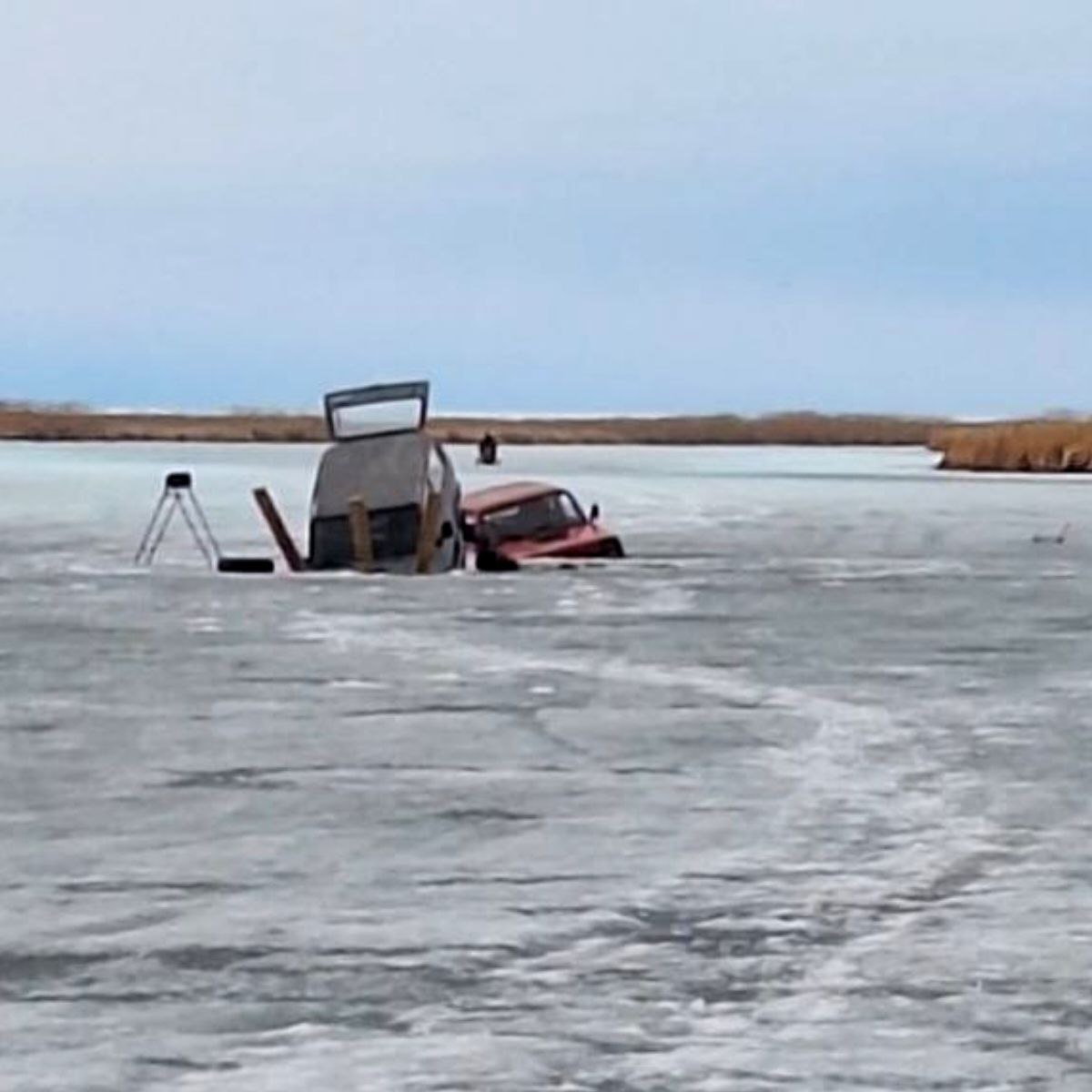Фото На Байкале в Бурятии два автомобиля провалились по лед