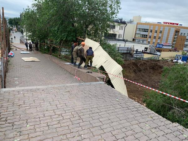 Фото В Улан-Удэ рядом со скандальным ТЦ провалился тротуар (ФОТО)