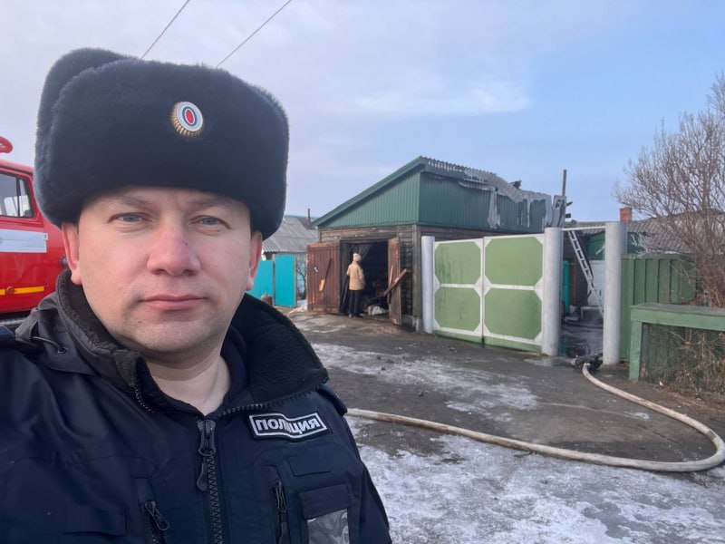 Фото В Бурятии полицейский спас ребёнка от пожара
