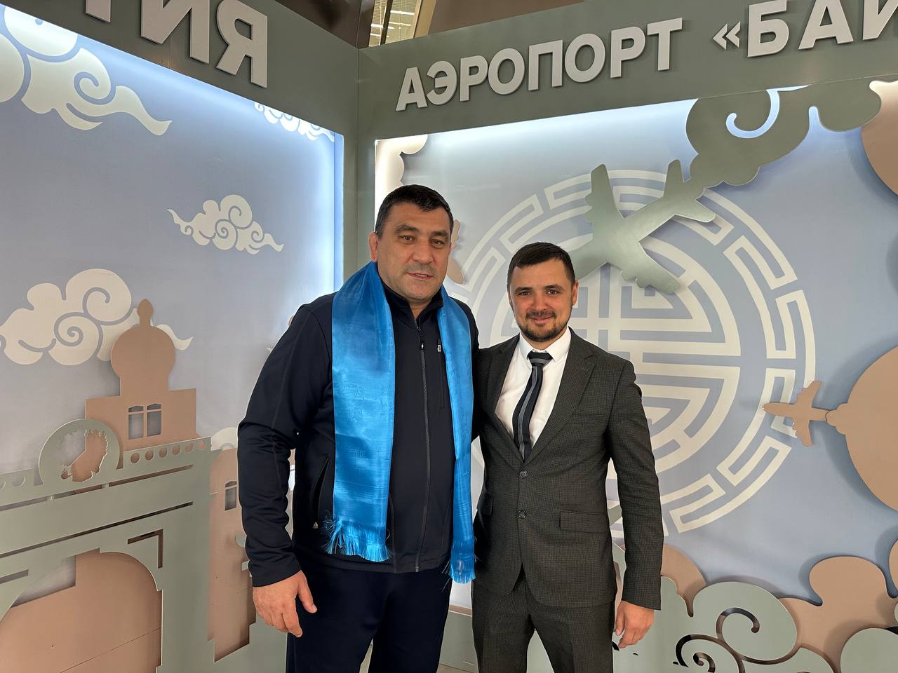 Фото Министр спорта Бурятии встретил в аэропорту легендарного борца  