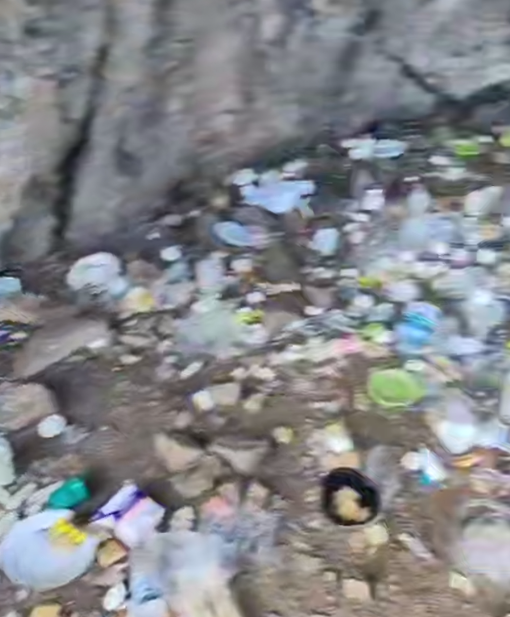 Фото «Просто ужас!»: верующие оставили много мусора в гроте в районе Бурятии