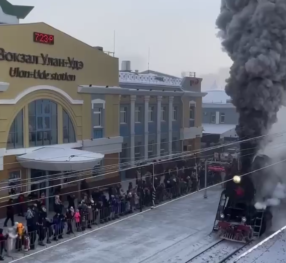 Фото На вокзал Улан-Удэ прибыл поезд Деда Мороза