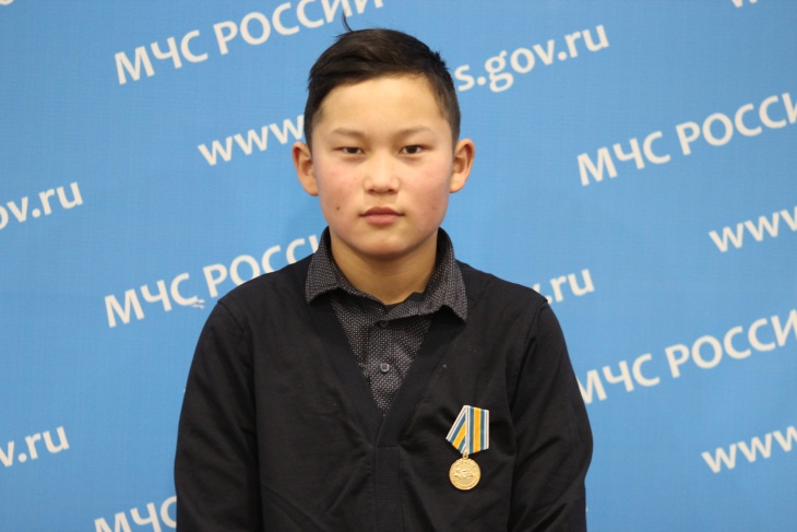 Фото Школьник из Нукутского района спас жизнь ребёнка и получил медаль от МЧС