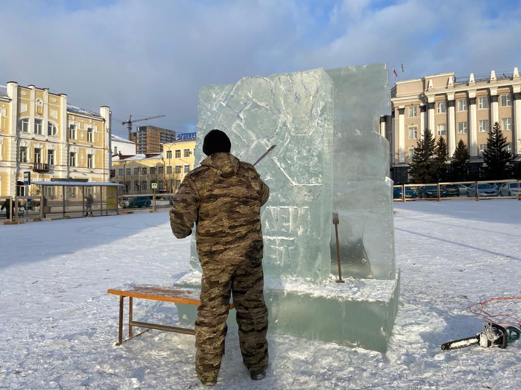 Фото На площади Советов в Улан-Удэ приступили к созданию ледяных фигур