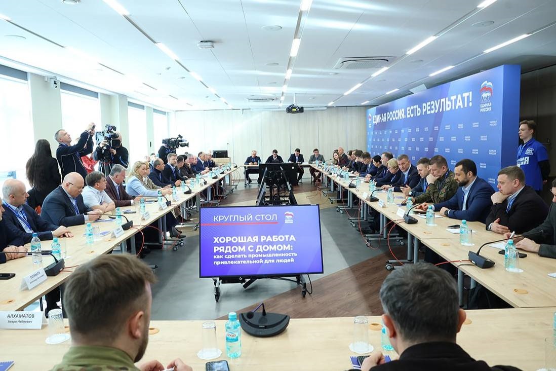 Фото Кадры для промышленности: Владимир Гутенев представил предложения в народную программу