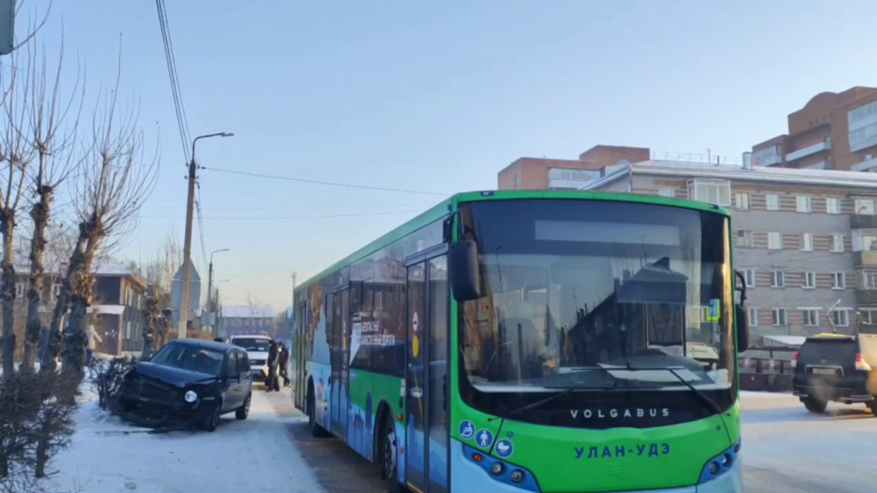 Фото В Улан-Удэ водитель иномарки врезалась в пассажирский автобус