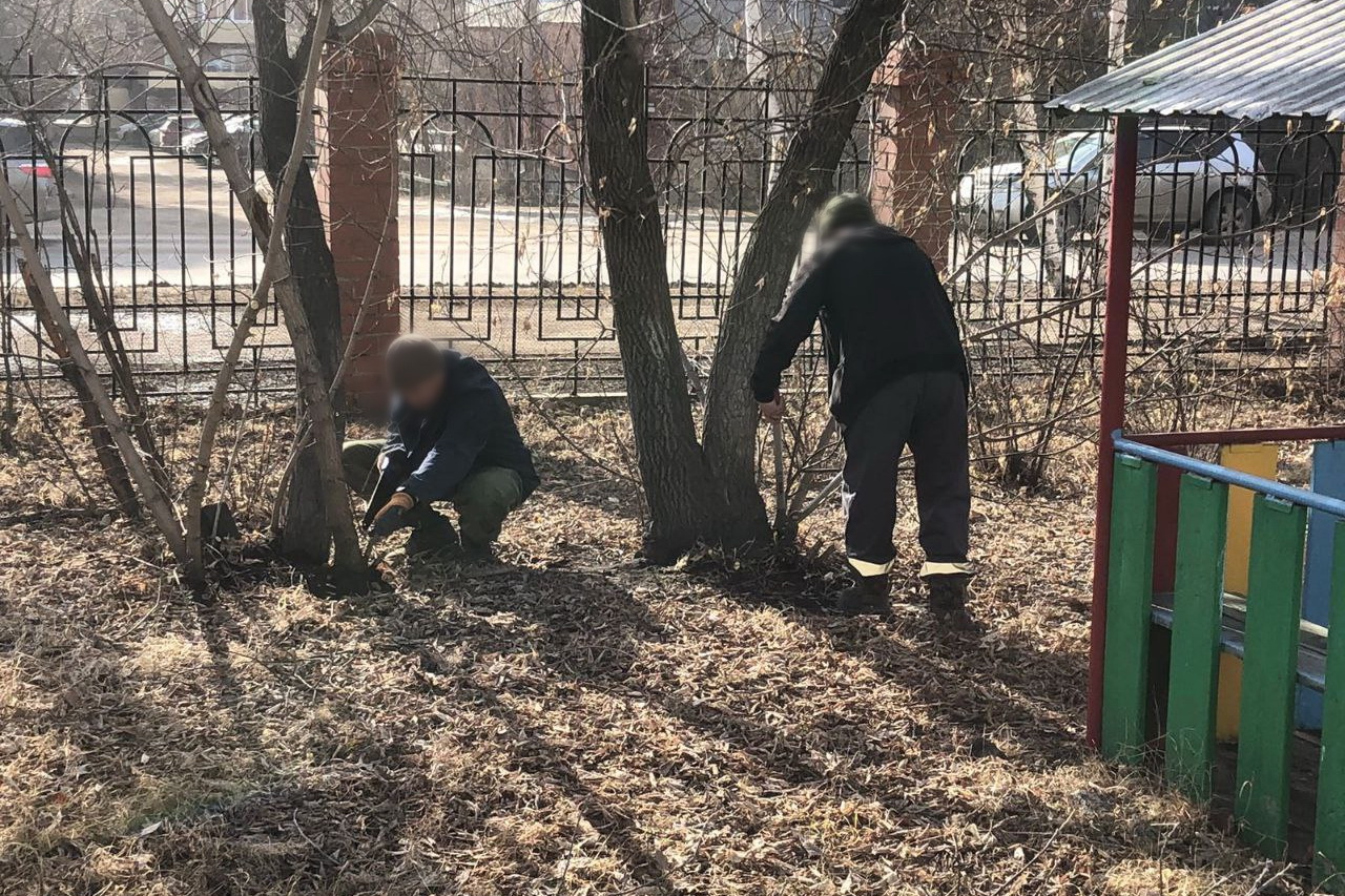 Фото Осужденные в Бурятии провели субботник в центре помощи детям