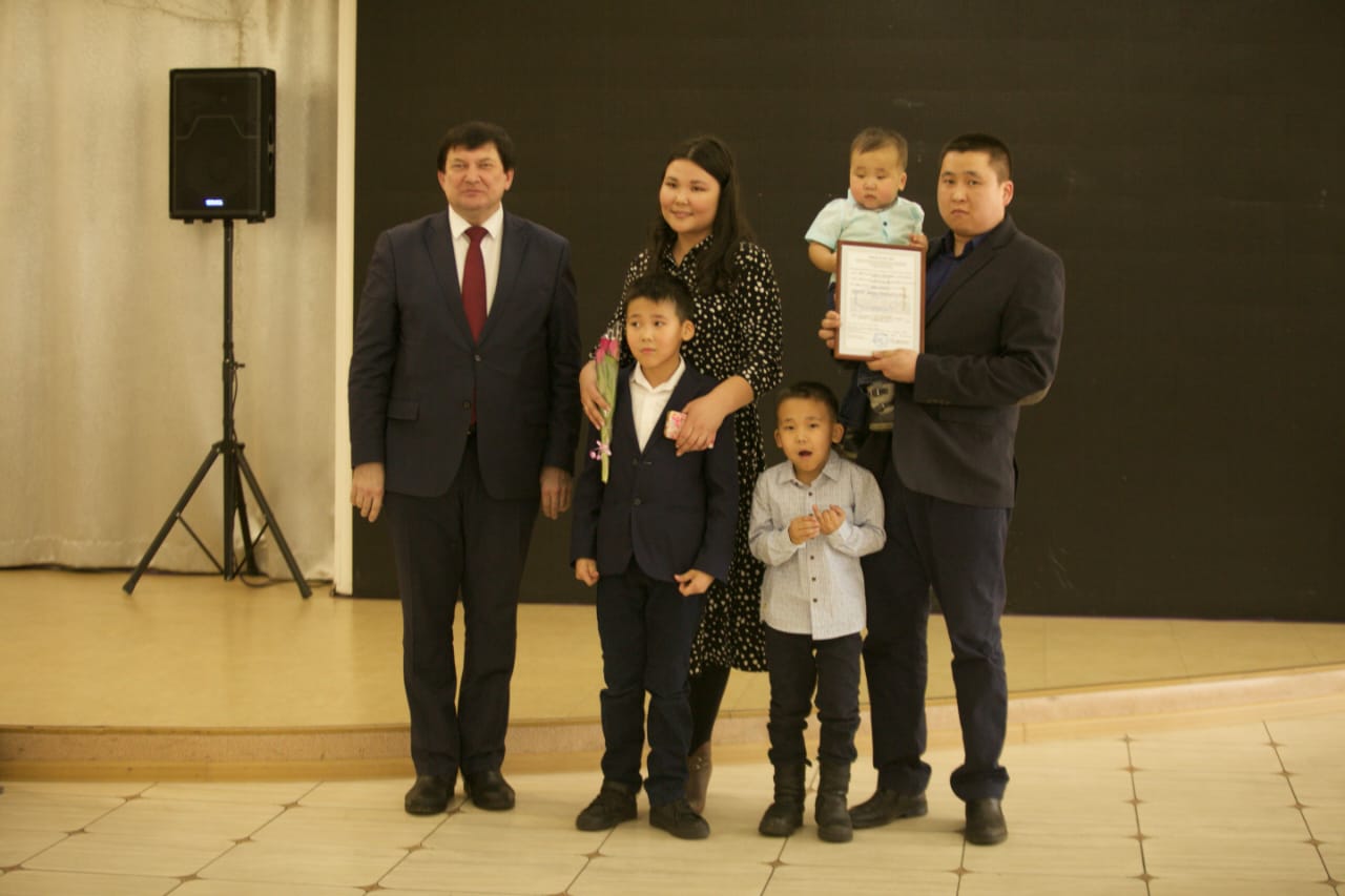 Фото В Бурятии 156 молодых семей получили сертификаты на жилье