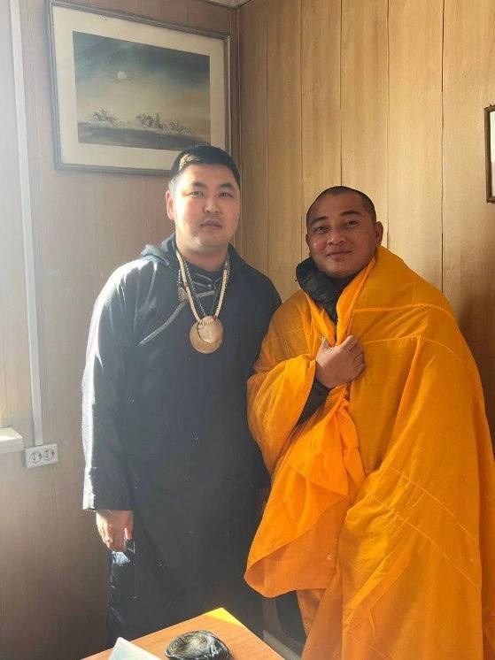 Фото Буддийский монах из Мьянмы посетил шаманский центр в Бурятии