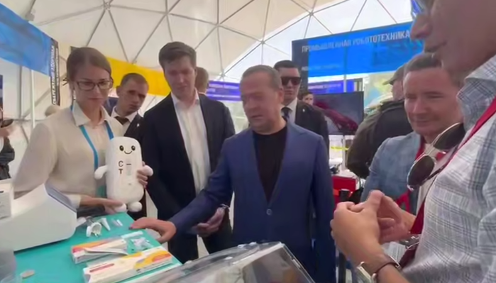 Фото Дмитрий Медведев похвалил продукт бурятских разработчиков