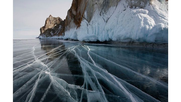 Фото Автоледи получила травму, врезавшись в скалу на льду Байкала