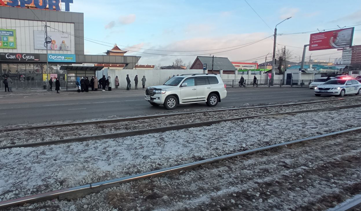 Фото В Улан-Удэ перебегавший дорогу мужчина оказался под колесами «Крузака»
