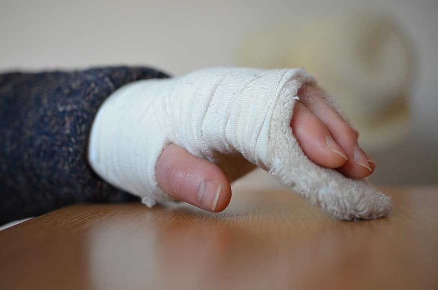 Фото Житель Бурятии сломал полицейскому руку за вмешательство в семейные разборки