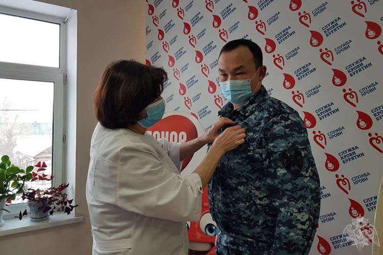 Фото Подполковник Росгвардии из Бурятии стал почетным донором России