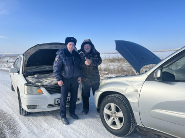 Фото В Бурятии полицейский помог мужчине починить на холоде автомобиль