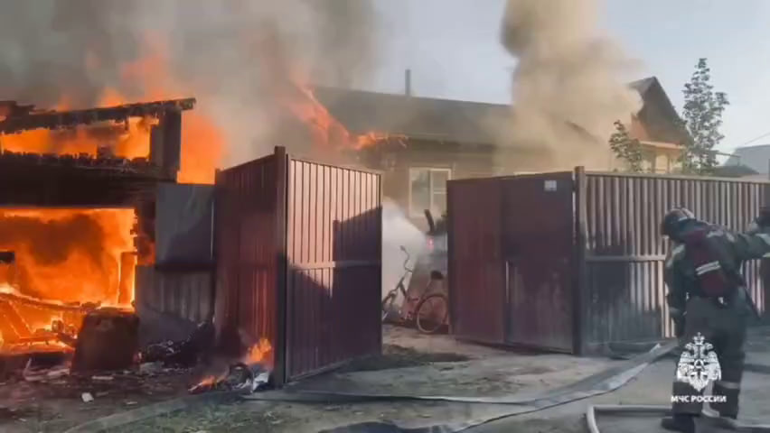 Фото Росгвардейцы спасли из пожара в Улан-Удэ двух человек