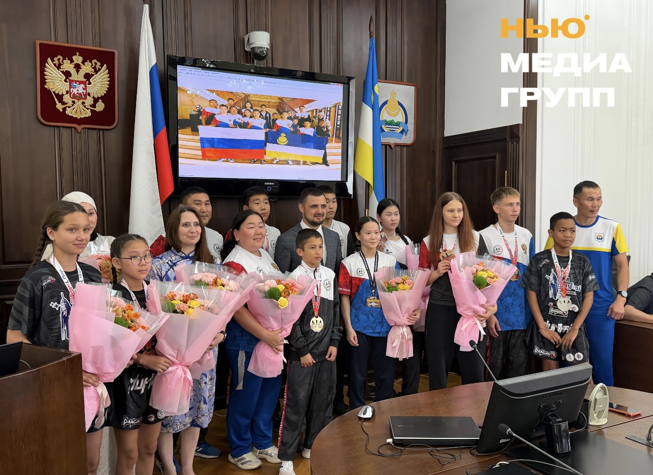 Фото В Народном Хурале поздравили чемпионов по борьбе и муай-тай