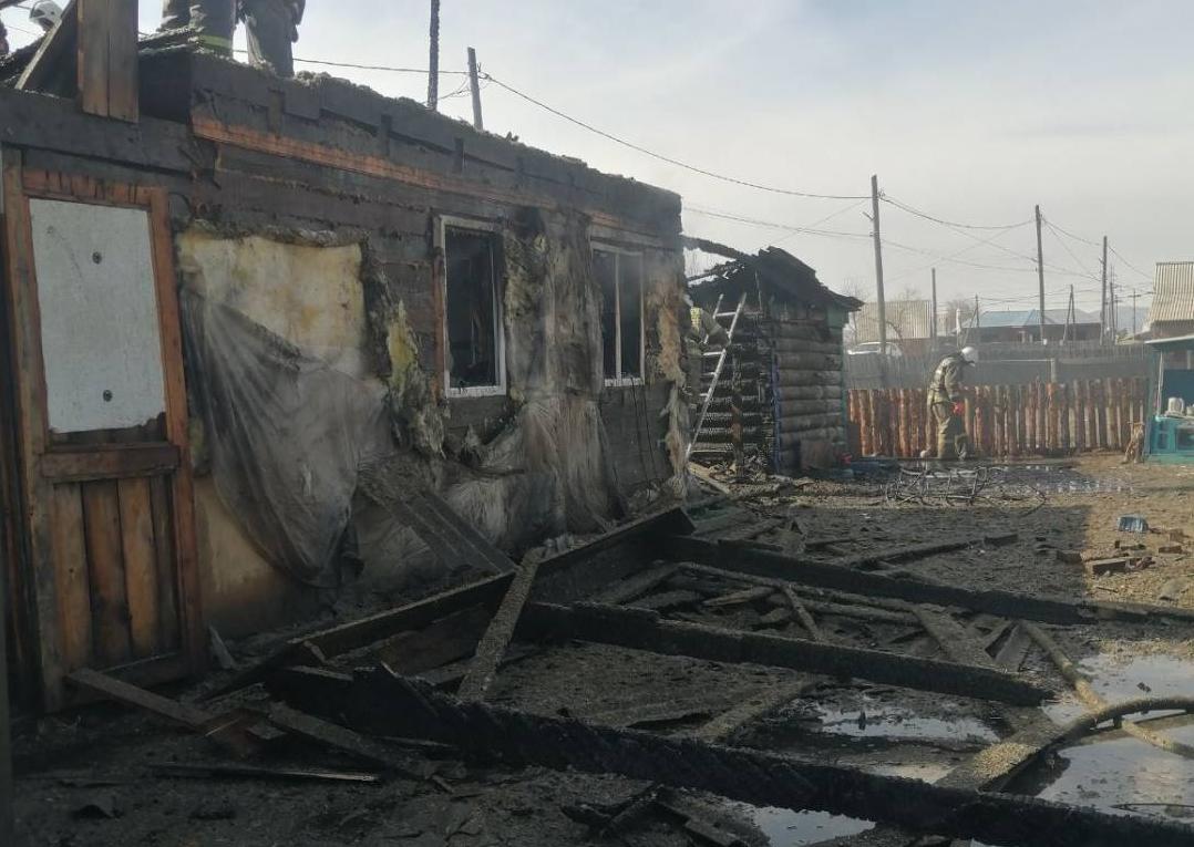 Фото Пожар оставил семью из Бурятии без крыши над головой