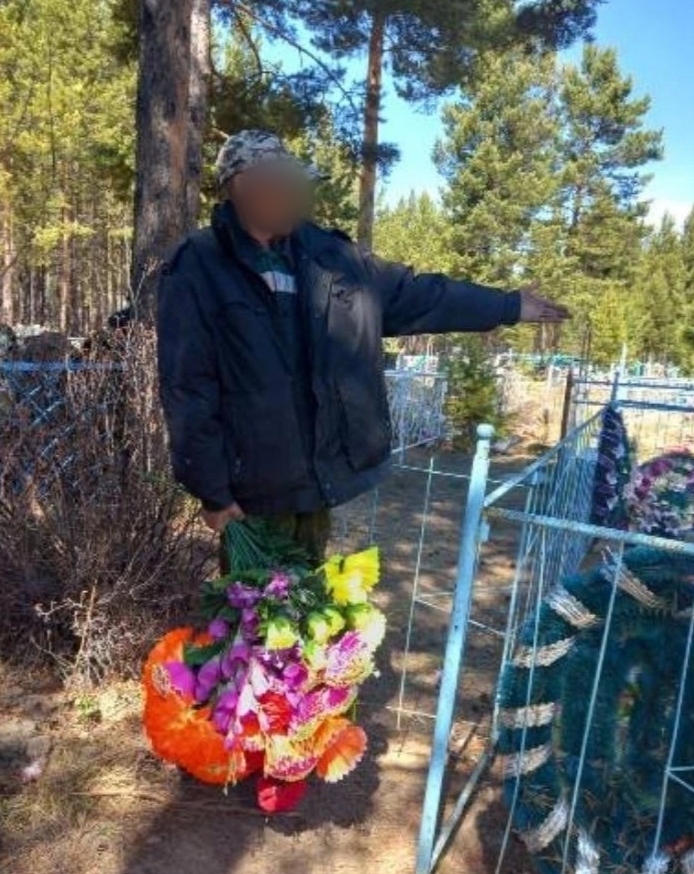 Фото Мужчина собрал цветы с могил на кладбище в Бурятии