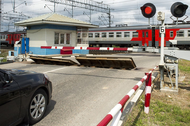 Фото Железнодорожники ограничивают проезд автотранспорта на Стеклозаводе