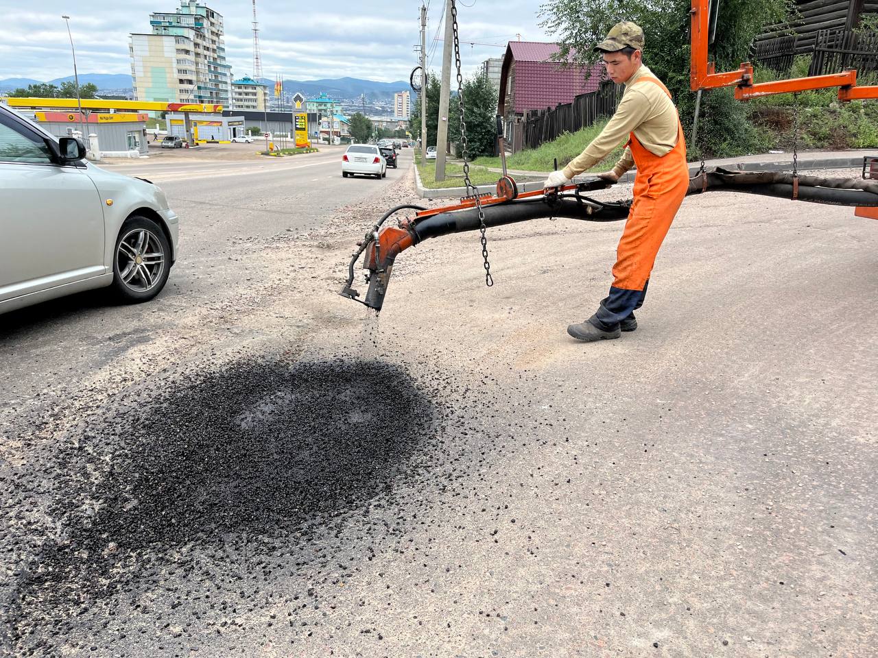 Фото В Улан-Удэ после ливневого дождя проводят ямочный ремонт на дорогах
