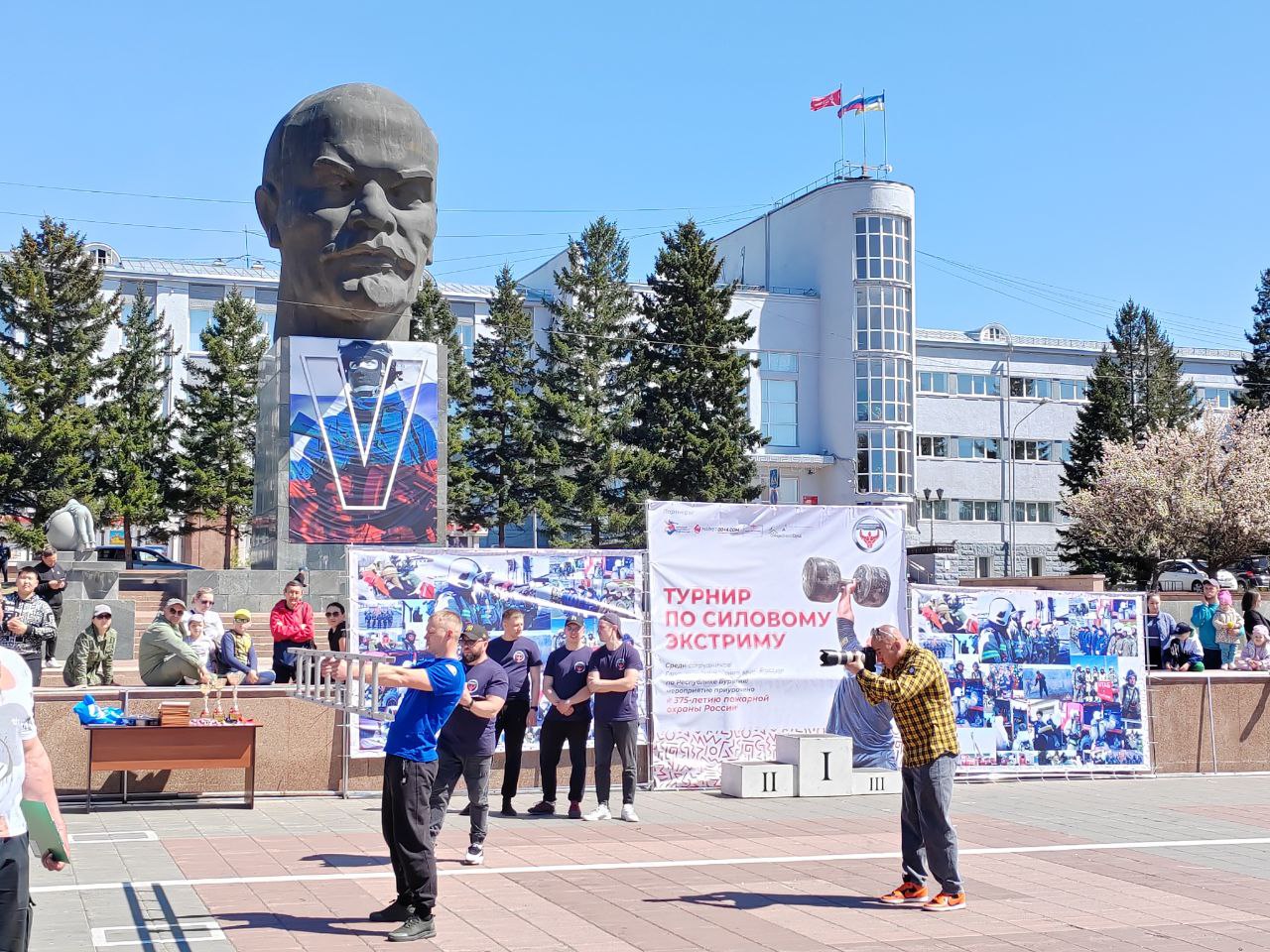 Фото В Улан-Удэ спасатели МЧС показали на площади Советов экстремальную силу 