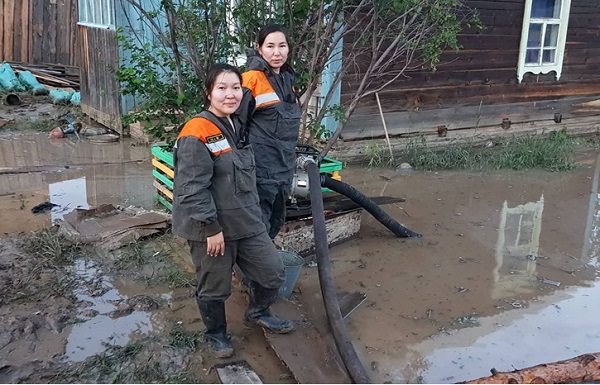 Фото Женский батальон спешит на помощь жителям затопленного пригорода Улан-Удэ