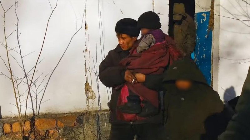Фото Бездомного отца с четырьмя детьми нашли в заброшенном доме в Чите. Они грелись у костра