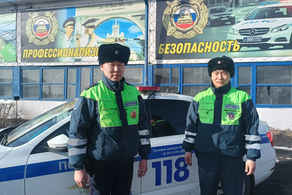 Фото Сотрудники ДПС спасли от угрозы пожара жилой дом в Улан-Удэ