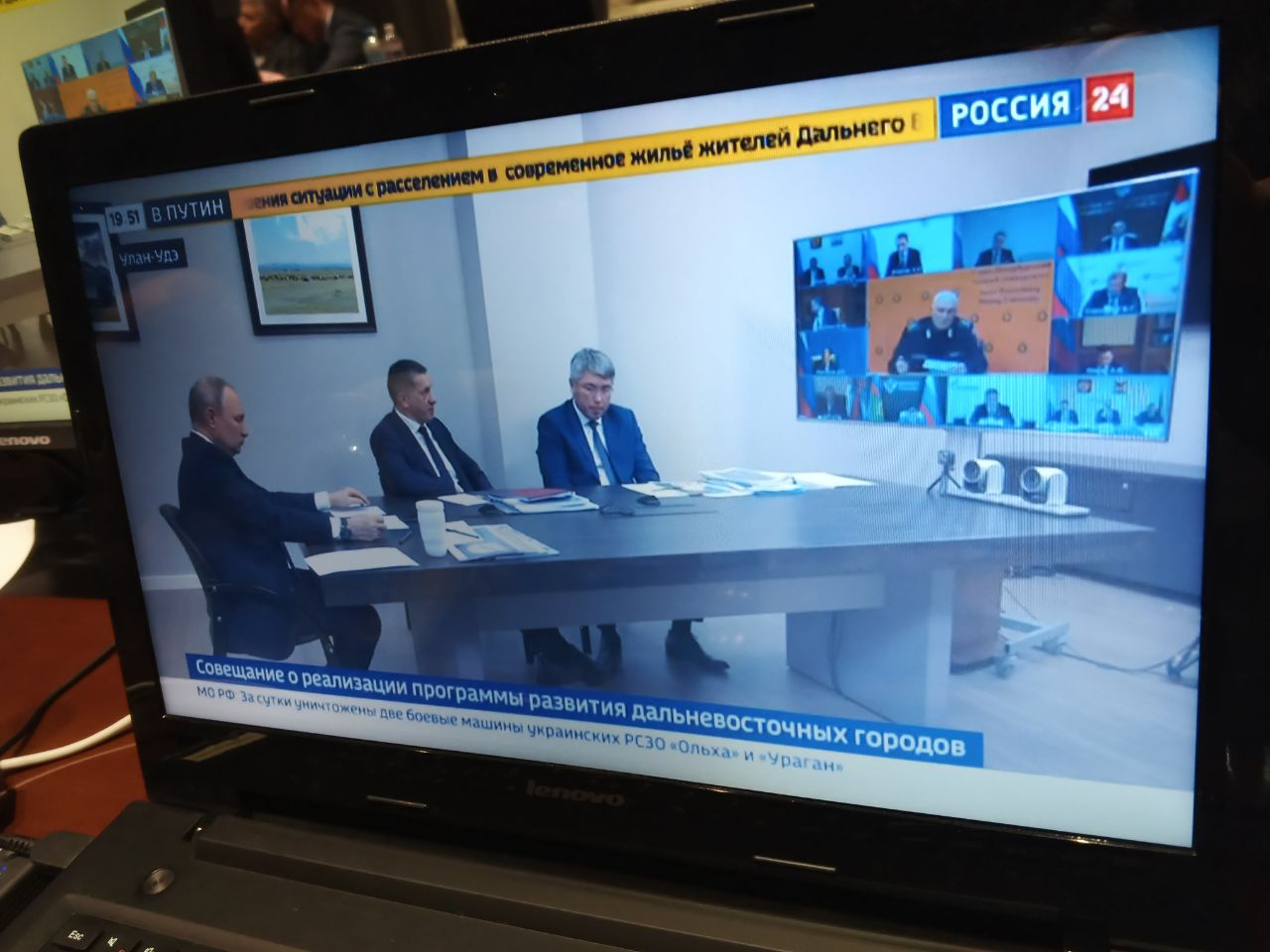 Фото Трое за столом: Владимир Путин обсудил с главой Бурятии и полпредом президента в ДФО развитие Улан-Удэ