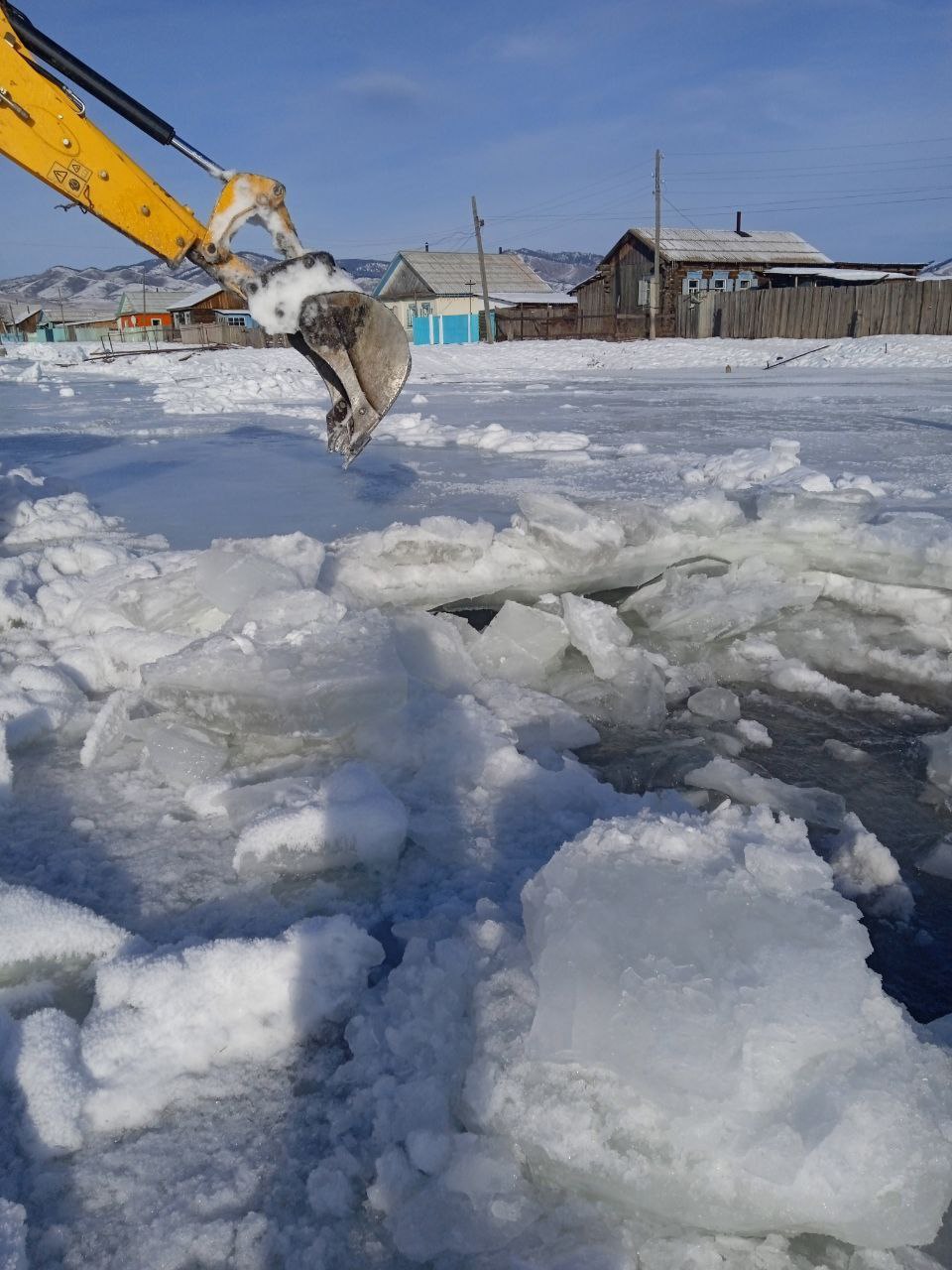 Фото Наледные воды угрожают селам в Кяхтинском районе Бурятии