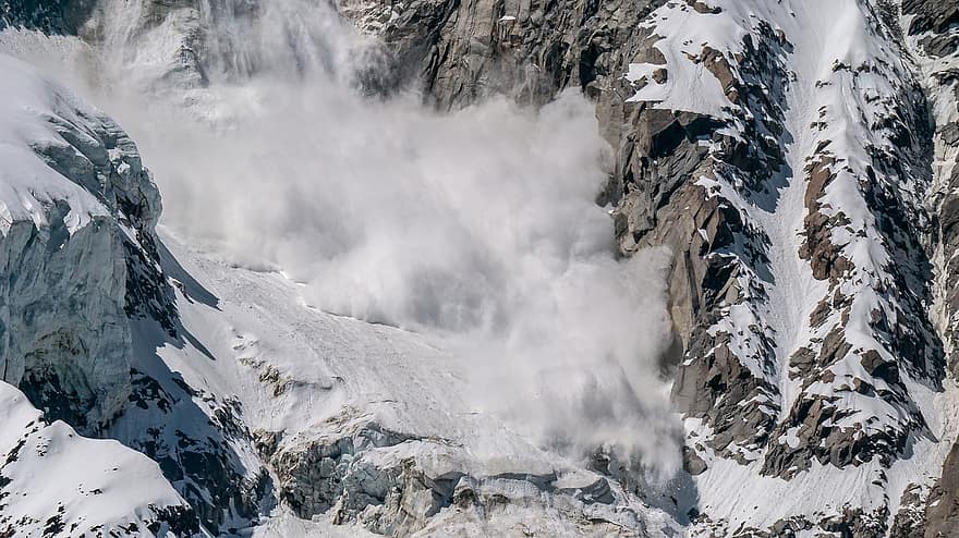 Фото Туристов предупредили об опасности схода лавин в горах Бурятии