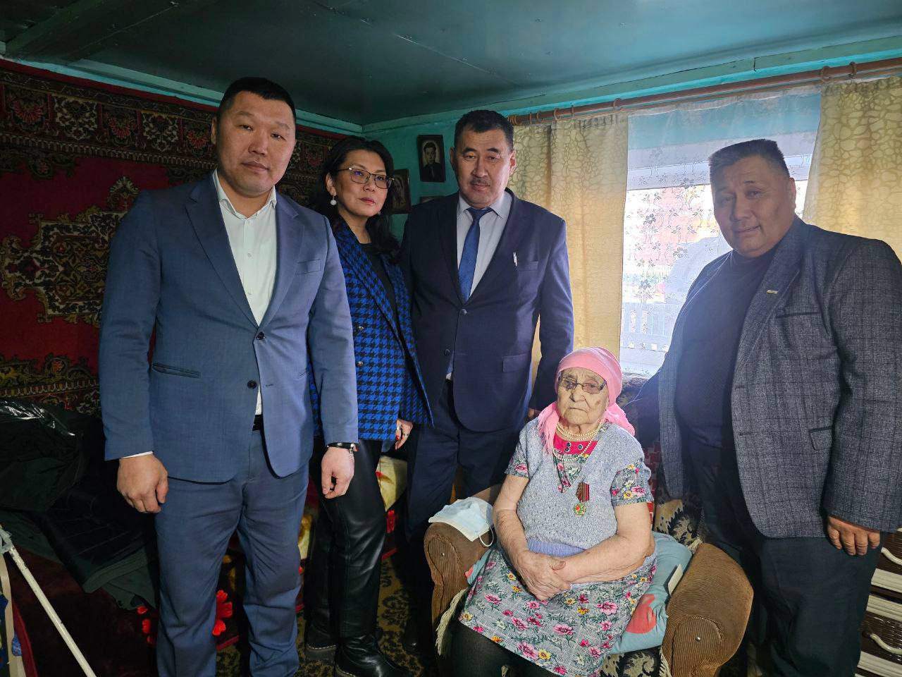 Фото В Бурятии труженица тыла из Еравны награждена медалью «80 лет Победы»