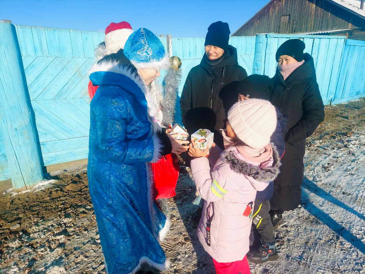 Фото Жители Еравнинского района Бурятии подарили детям 733 подарка