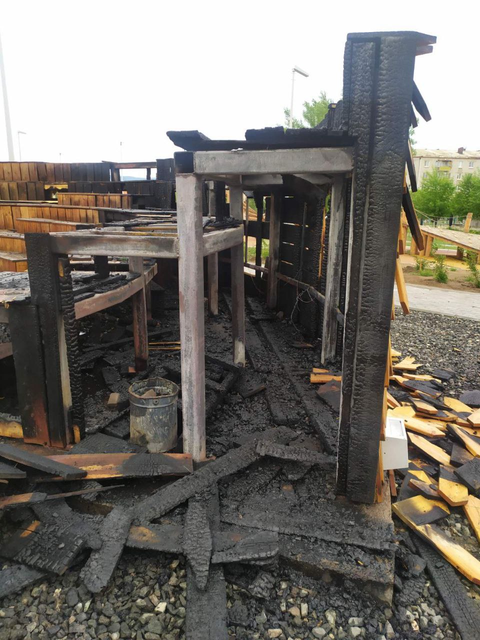 Фото В Бурятии малолетние вандалы сожгли новый амфитеатр в Гусиноозерском сквере