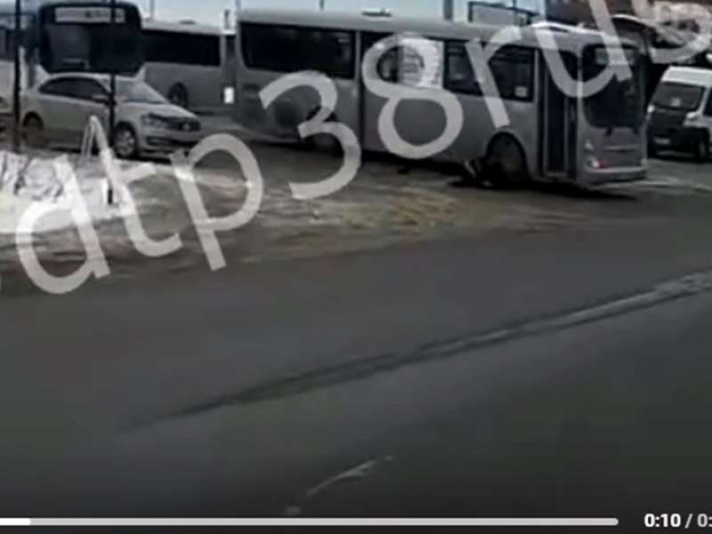 Фото В Иркутске пассажир застрял в дверях автобуса и прокатился по асфальту