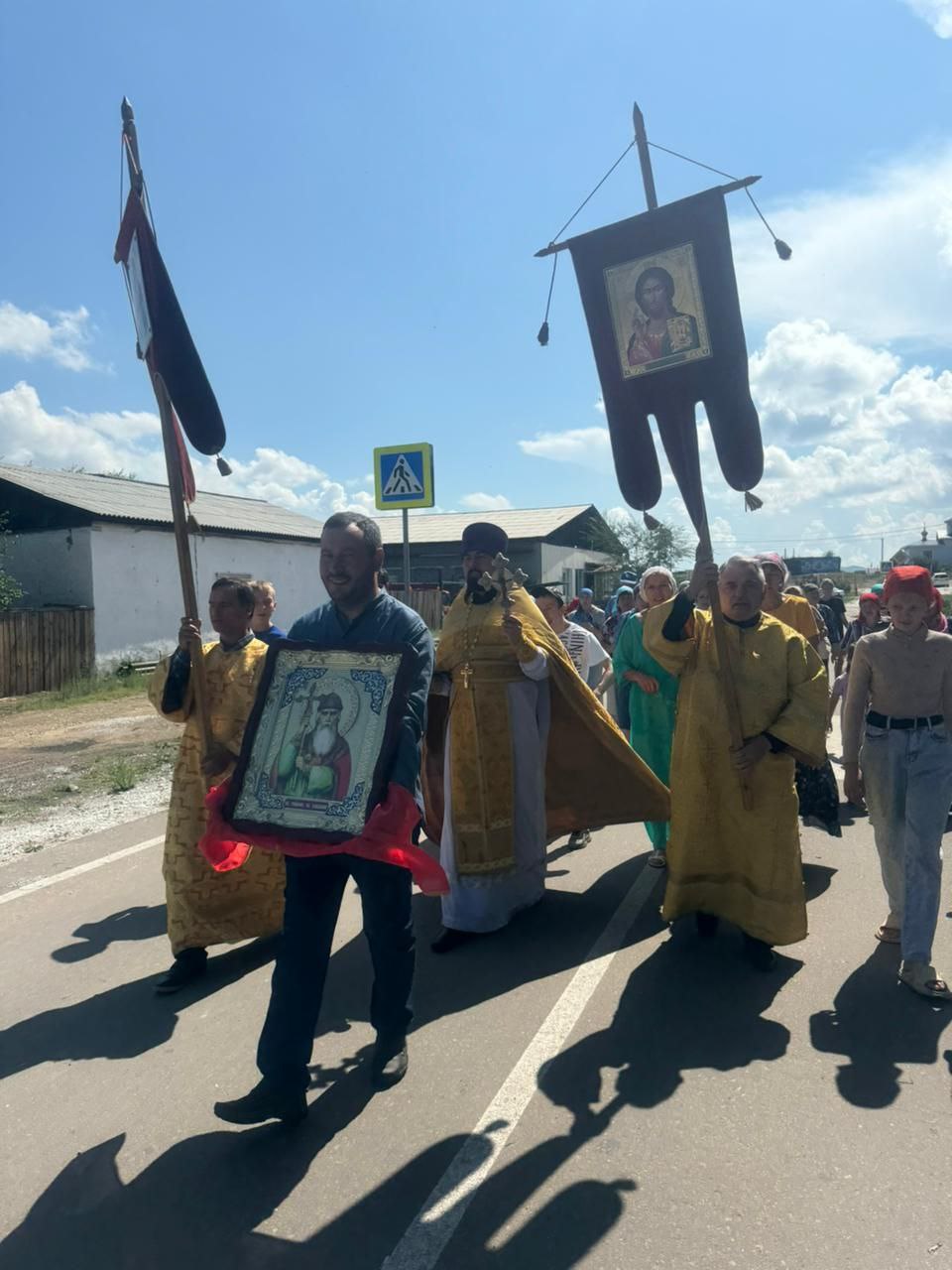 Фото В Бурятии православные жители Усть-Бряни прошли крестным ходом по селу