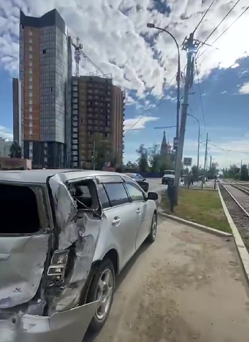 Фото В Улан-Удэ сломанный трамвай снес две иномарки