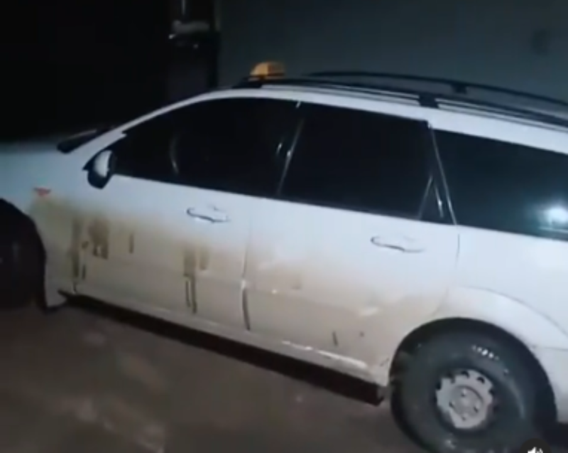 Фото В Улан-Удэ таксист заставил «зайцев» мыть свою машину