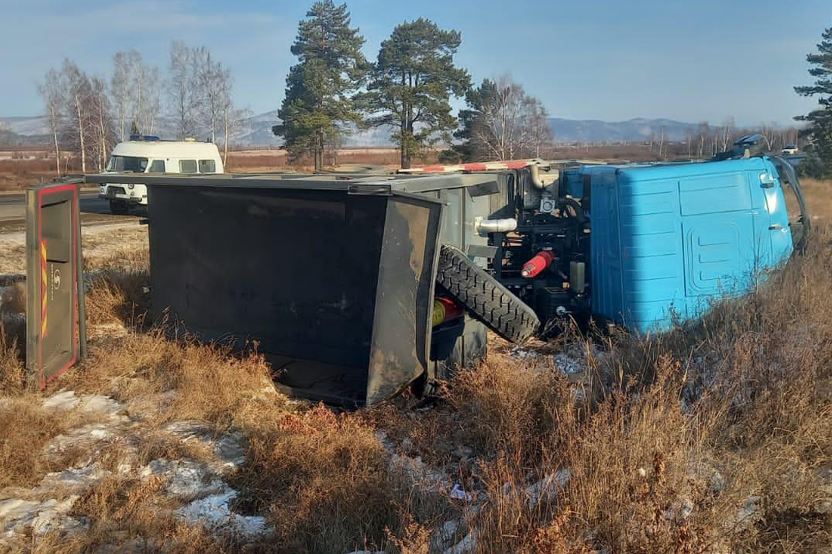 Фото В Бурятии 44-летний водитель погиб в перевернувшемся грузовике