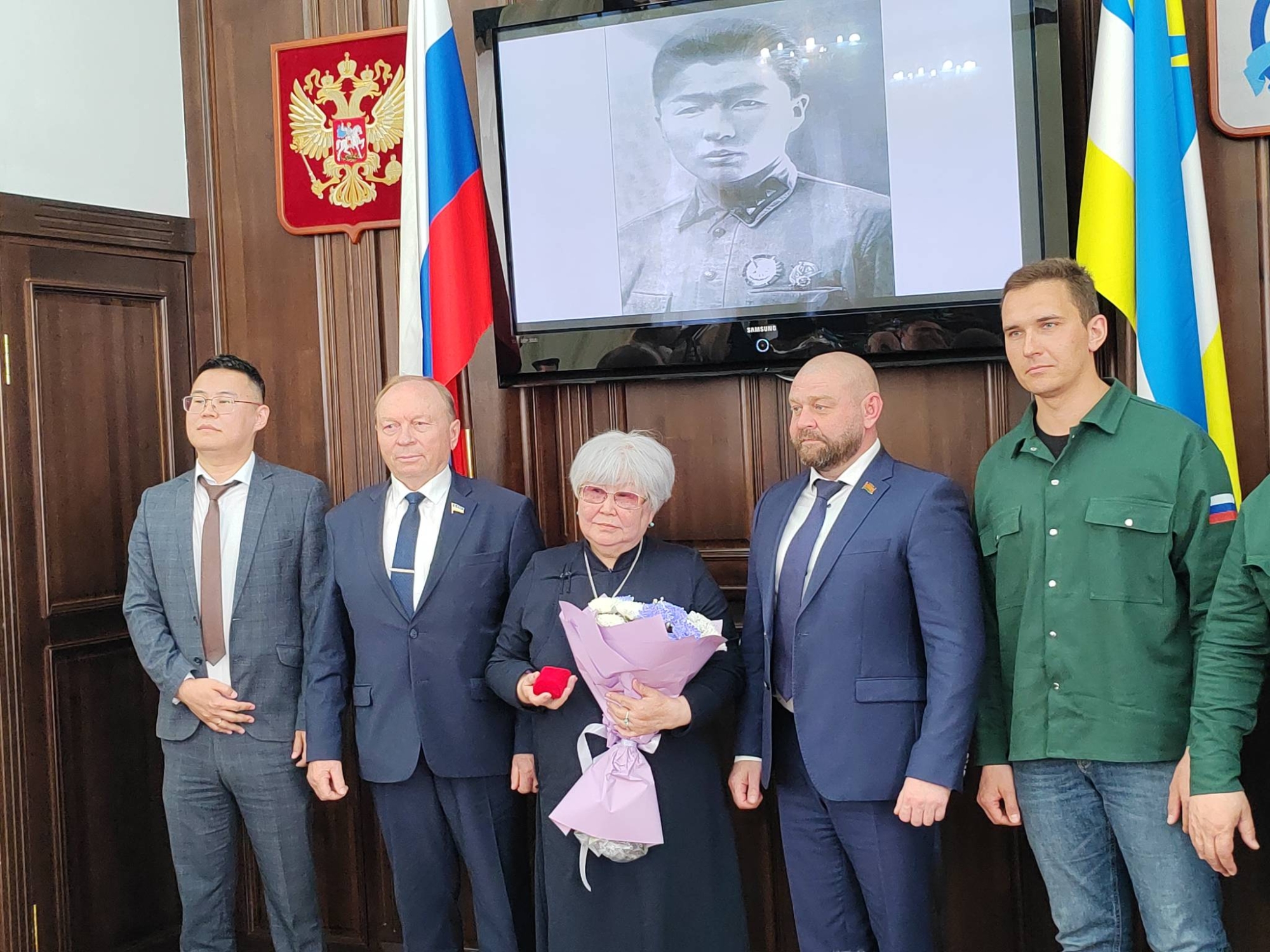 Фото В Народном Хурале семье известного героя Бурятии передали орден Красного Знамени