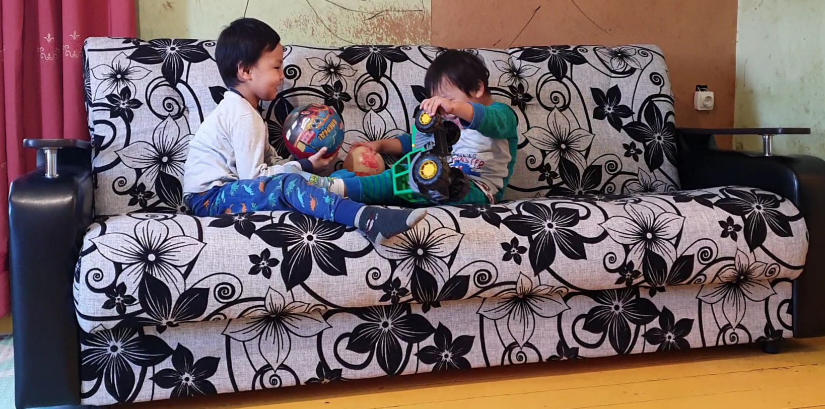 Фото Судьи Бурятии подарили больному ребёнку ортопедический диван