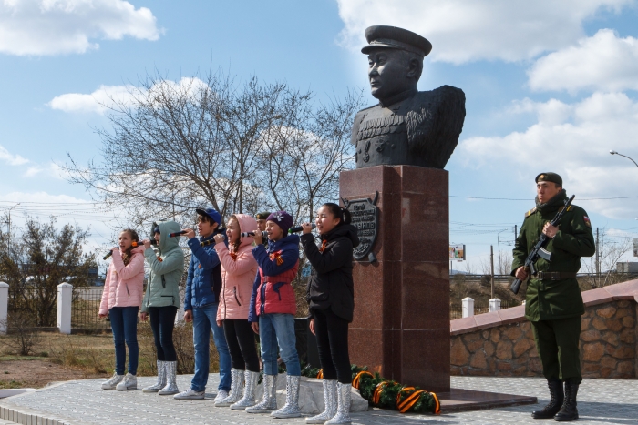 Фото «Единая Россия» организовала для молодых блогеров тур по мемориалам воинской славы